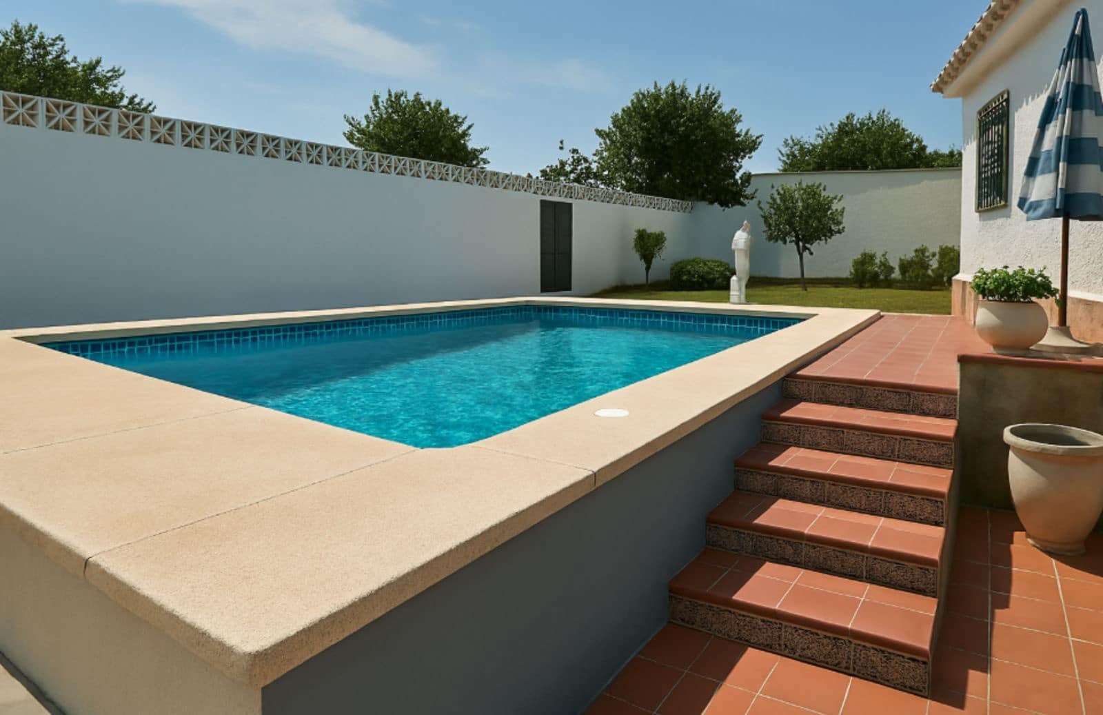 Chalet de 3 habitaciones en La Duquesa / Puerto de la Duquesa en venta - 450.000 € (Ref: 9504098)