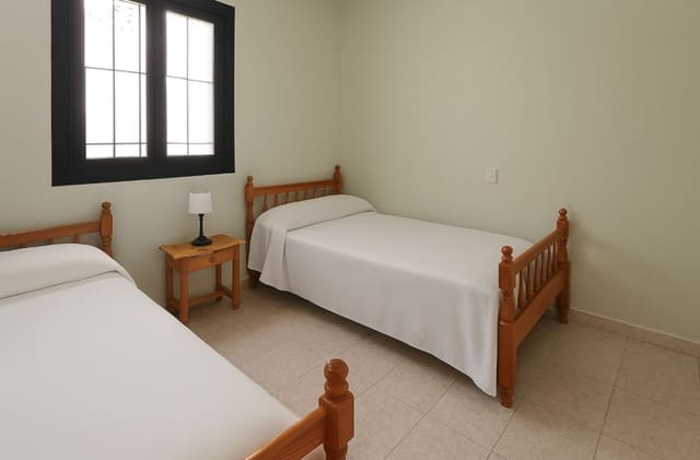 Chalet de 3 habitaciones en La Duquesa / Puerto de la Duquesa, Manilva en venta - 450.000 € (Ref: 9504098)