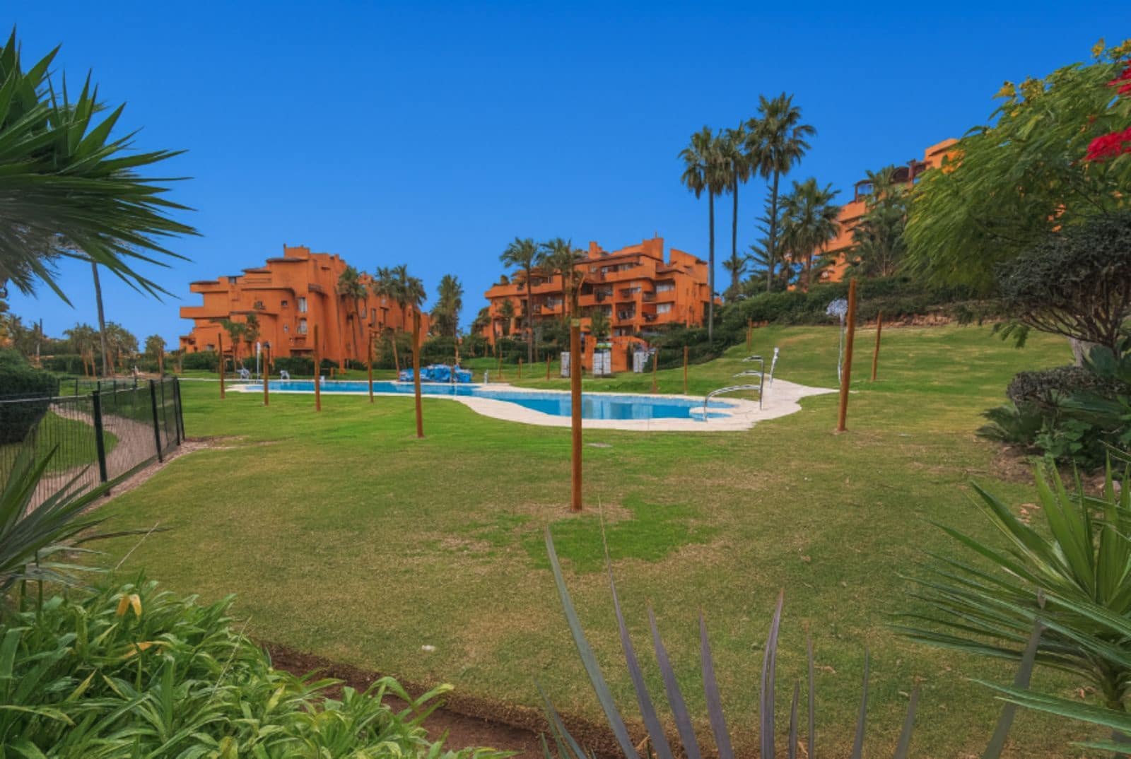 3 bedroom Apartment for sale in La Duquesa / Puerto de la Duquesa - € 595,000 (Ref: 9504101)