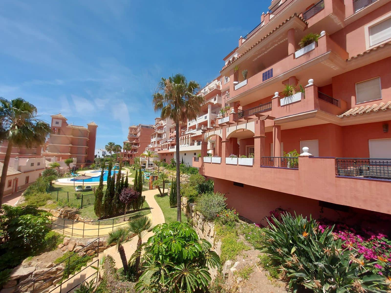 3 bedroom Apartment for sale in La Duquesa / Puerto de la Duquesa - € 320,000 (Ref: 9504102)
