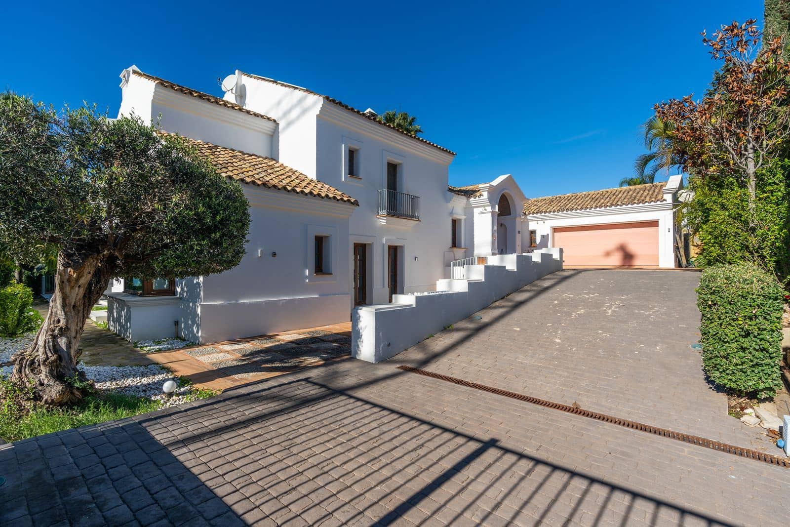 4 bedroom Villa for sale in El Paraiso - € 2,990,000 (Ref: 9504107)