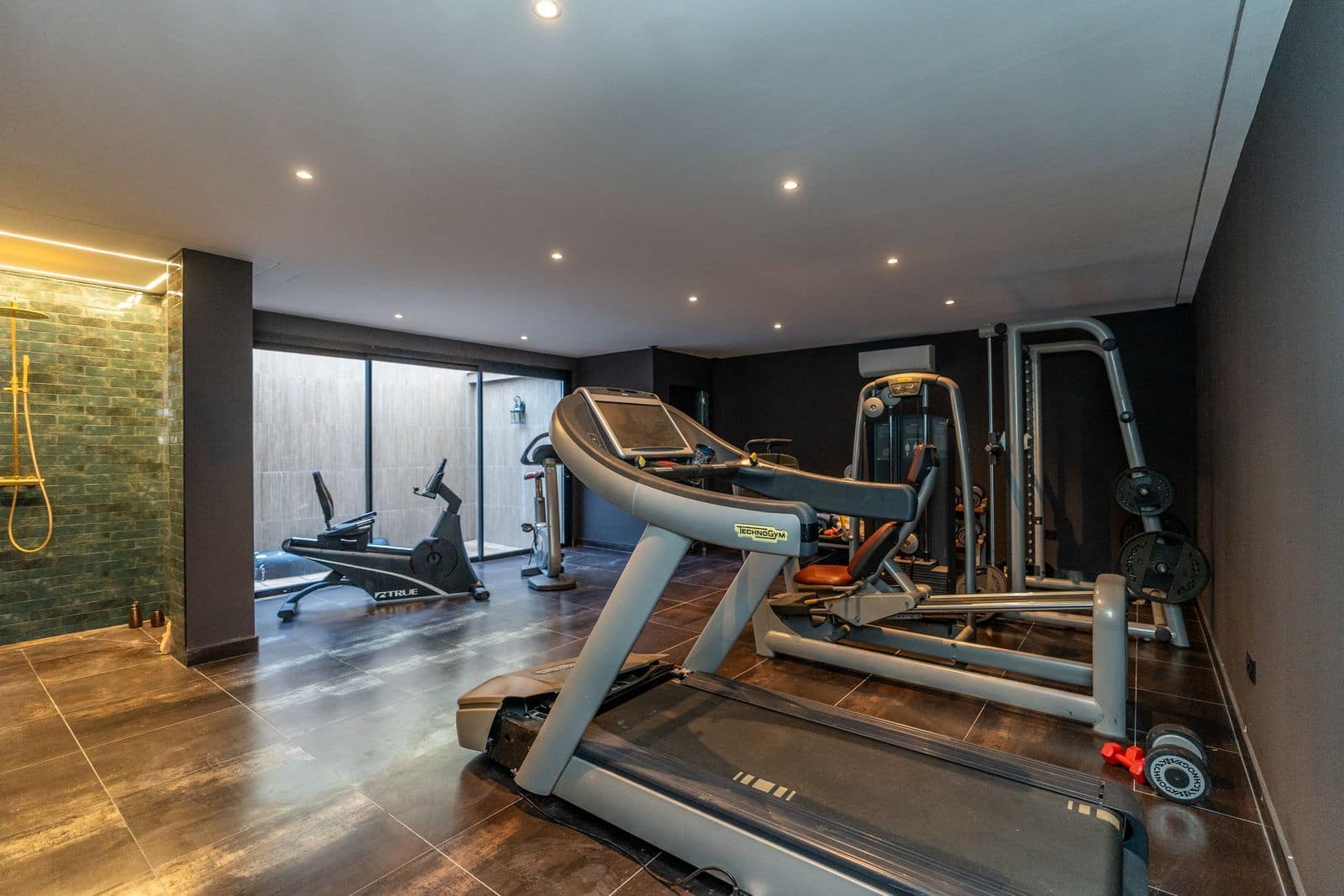 4 bedroom Villa for sale in El Paraiso - € 2,990,000 (Ref: 9504107)