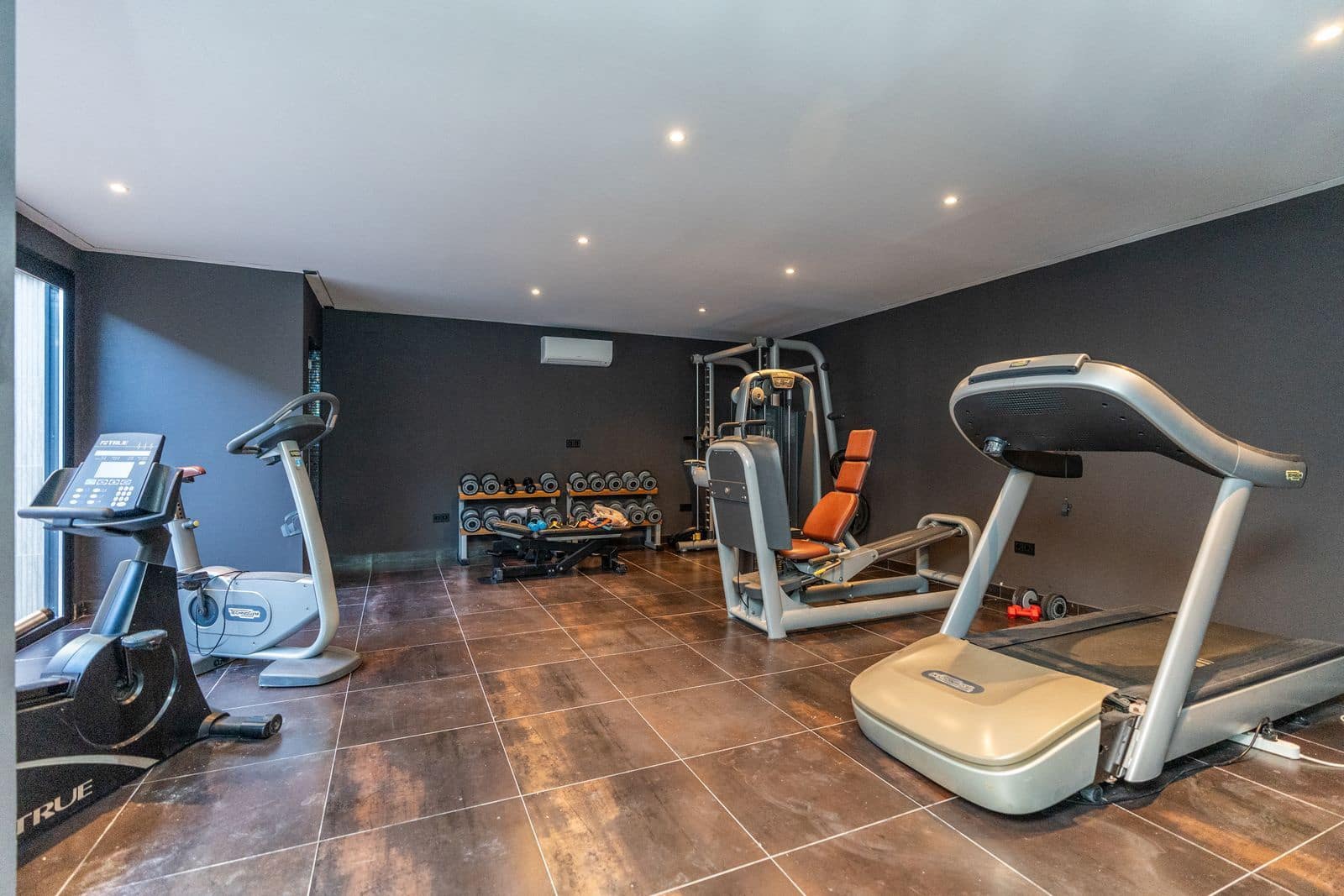 4 bedroom Villa for sale in El Paraiso - € 2,990,000 (Ref: 9504107)