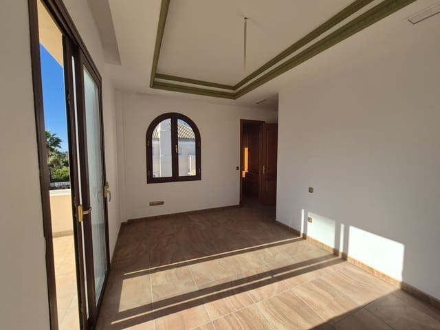 2 bedroom Villa for sale in San Pedro de Alcantara, Marbella - € 1,100,000 (Ref: 9504108)