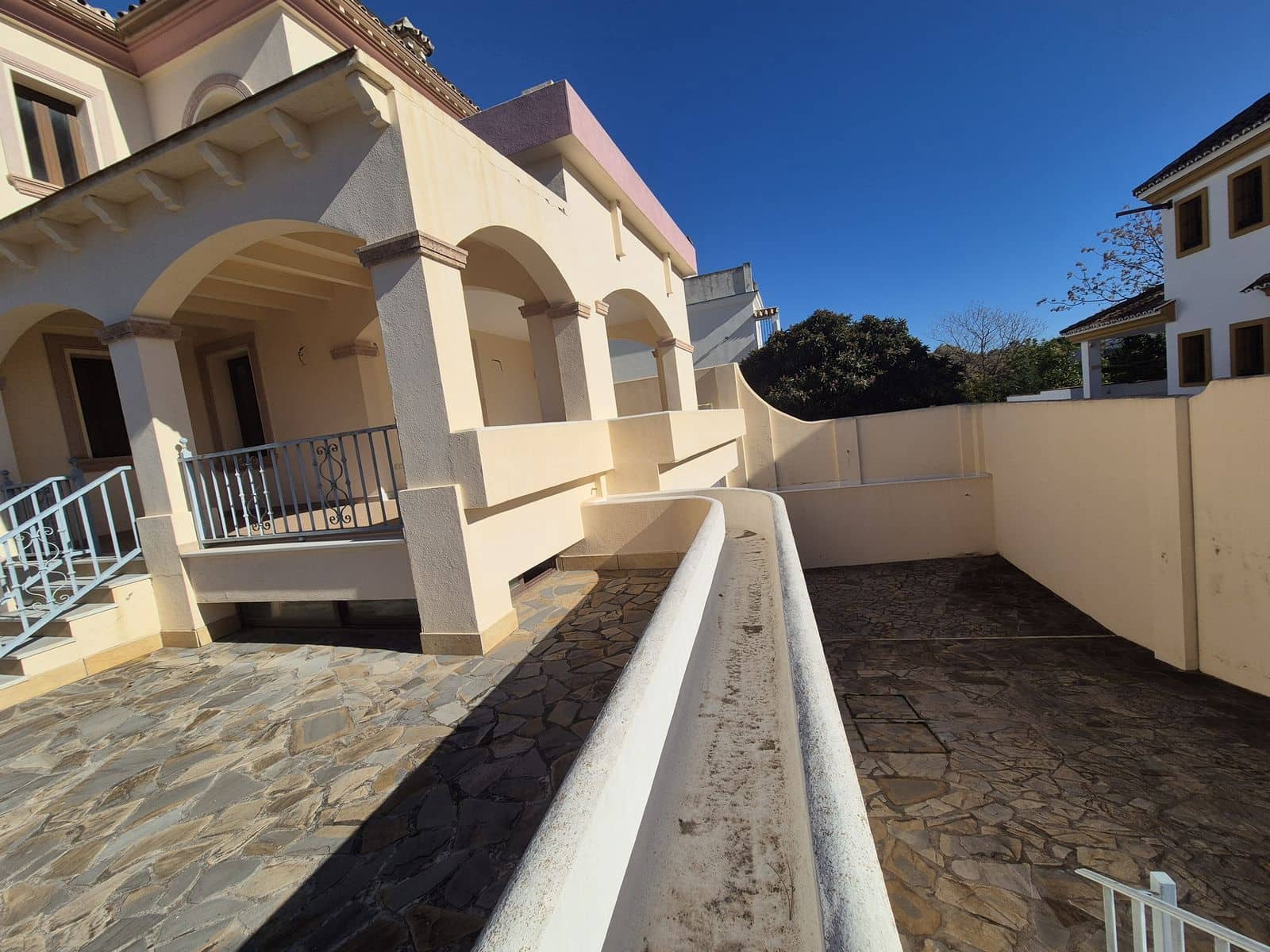 2 bedroom Villa for sale in San Pedro de Alcantara - € 1,100,000 (Ref: 9504108)