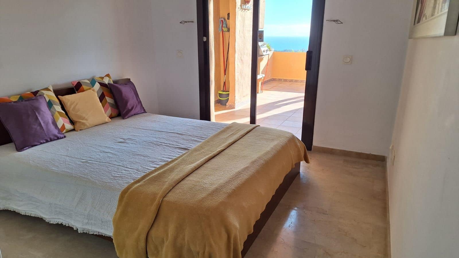 2 bedroom Apartment for sale in La Duquesa / Puerto de la Duquesa - € 310,000 (Ref: 9504116)