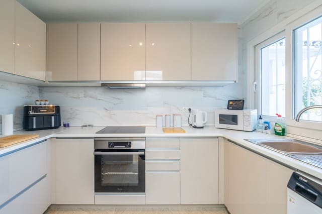 2 bedroom Apartment for sale in El Paraiso, Estepona - € 375,000 (Ref: 9504121)