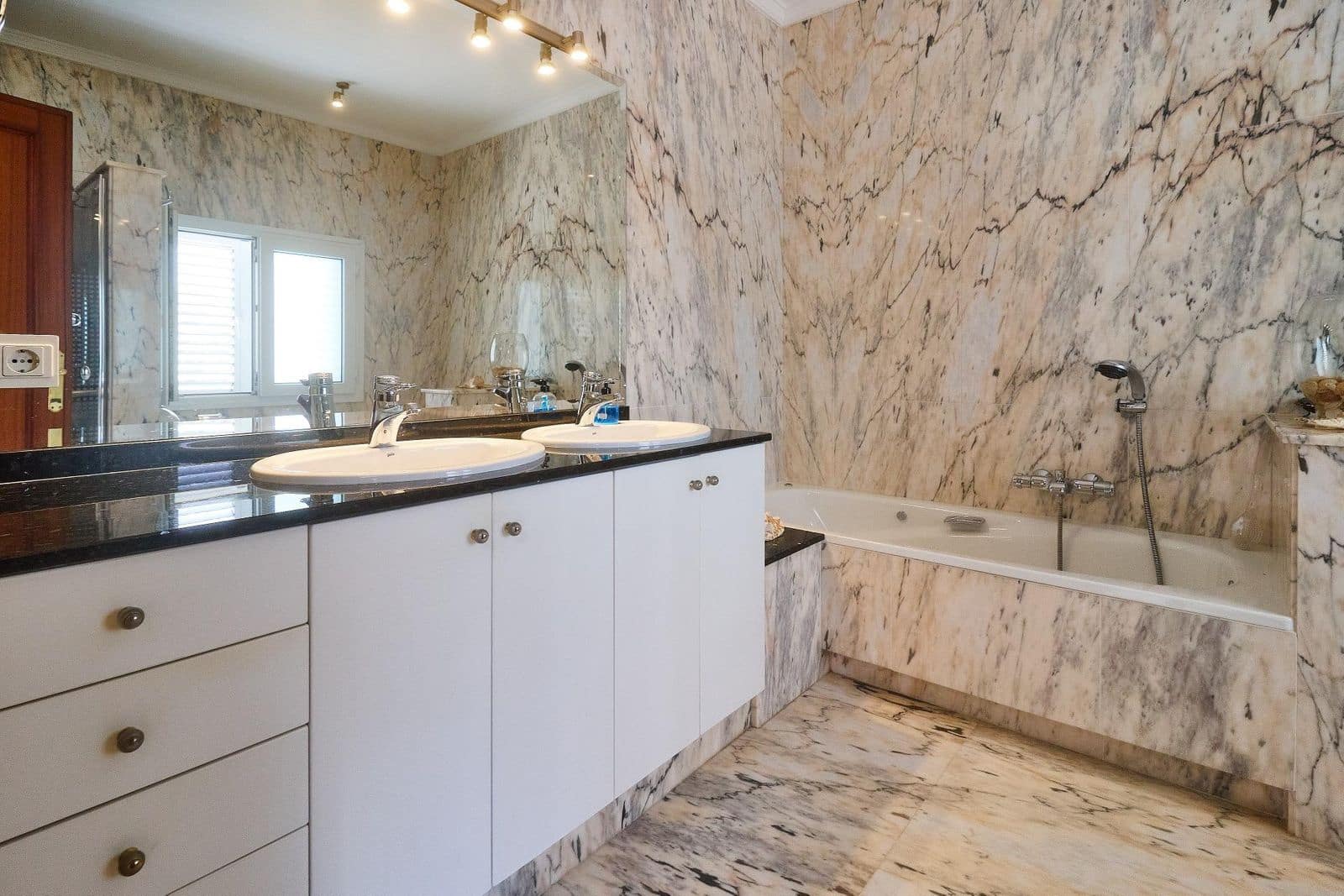 4 bedroom Villa for sale in Mijas Costa - € 1,300,000 (Ref: 9508568)