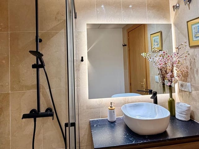 Apartamento de 2 habitaciones en Puerto de Estepona, Estepona en venta - 415.000 € (Ref: 9508570)