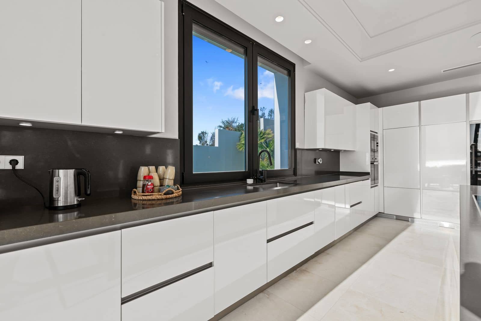 5 bedroom Villa for sale in El Paraiso - € 4,995,000 (Ref: 9508588)