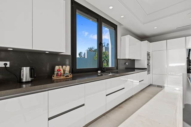 5 bedroom Villa for sale in El Paraiso, Estepona - € 4,995,000 (Ref: 9508588)