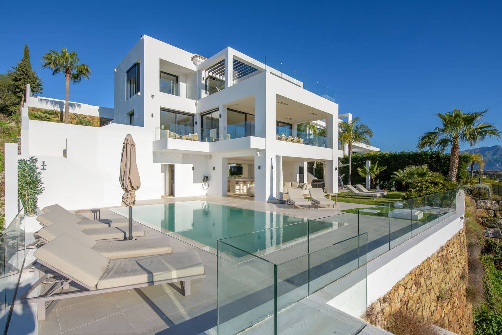 5 bedroom Villa for sale in El Paraiso - € 4,995,000 (Ref: 9508588)