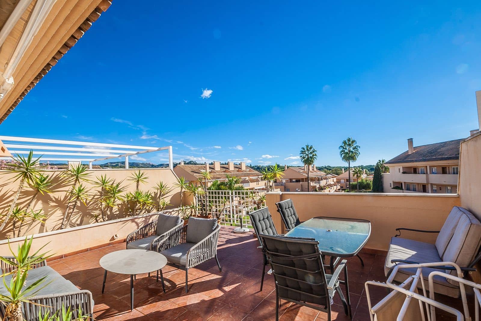 2 bedroom Penthouse for sale in Elviria - € 419,000 (Ref: 9508590)