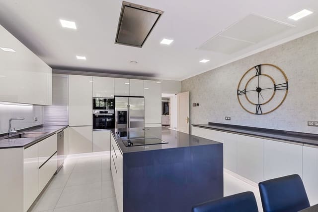 5 bedroom Villa for sale in Guadalmina Baja, Marbella - € 3,600,000 (Ref: 9512126)