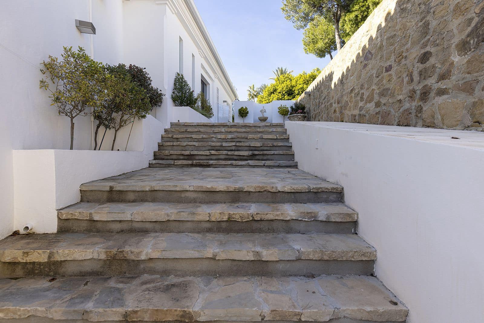 4 bedroom Villa for sale in Calahonda - € 1,275,000 (Ref: 9518674)