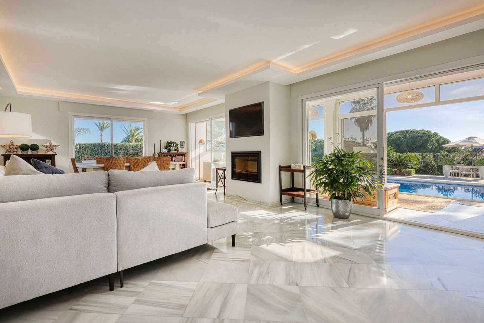 4 bedroom Villa for sale in Calahonda - € 1,275,000 (Ref: 9518674)