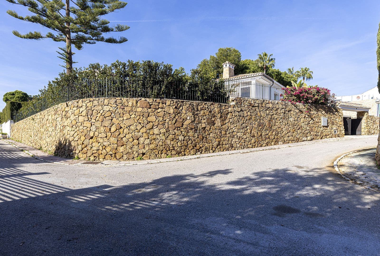 4 bedroom Villa for sale in Calahonda - € 1,275,000 (Ref: 9518674)