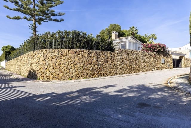 4 bedroom Villa for sale in Calahonda, Mijas - € 1,275,000 (Ref: 9518674)