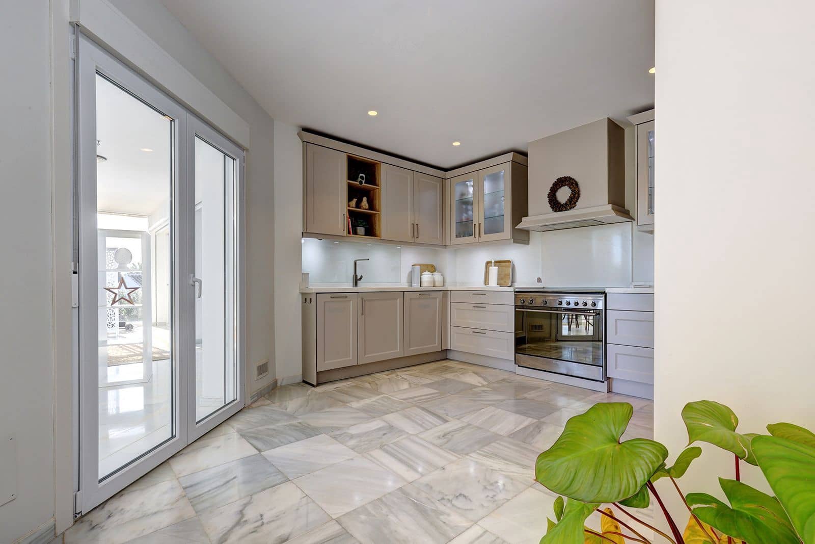 4 bedroom Villa for sale in Calahonda - € 1,275,000 (Ref: 9518674)