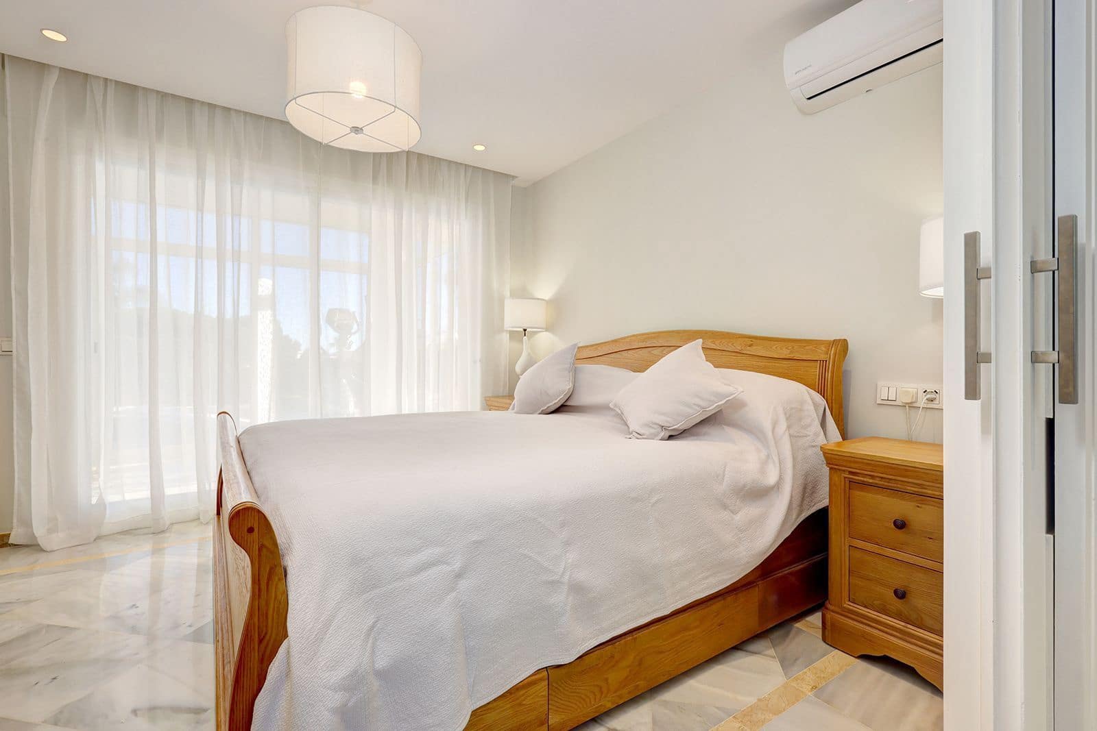 4 bedroom Villa for sale in Calahonda - € 1,275,000 (Ref: 9518674)