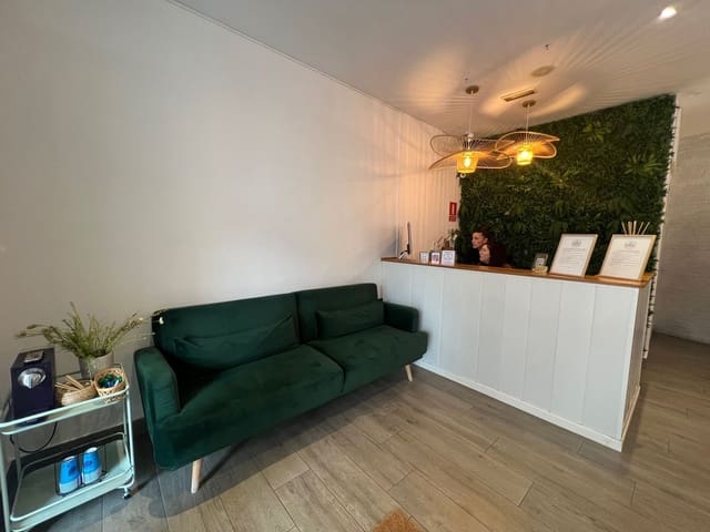 4 chambre Entreprise à vendre à Estepona - 330 000 € (Ref: 9527237)