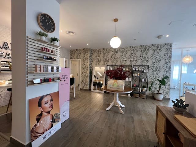 4 chambre Entreprise à vendre à Estepona - 330 000 € (Ref: 9527237)