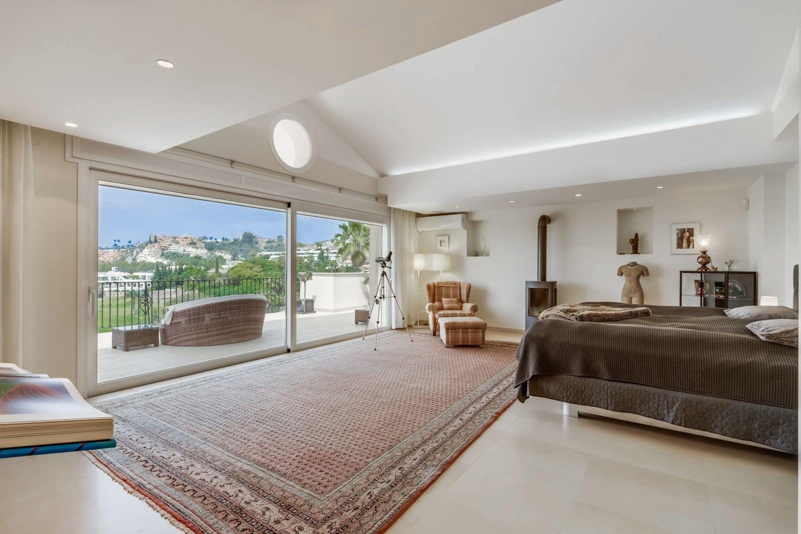 4 bedroom Villa for sale in Nueva Andalucia - € 3,695,000 (Ref: 9543173)