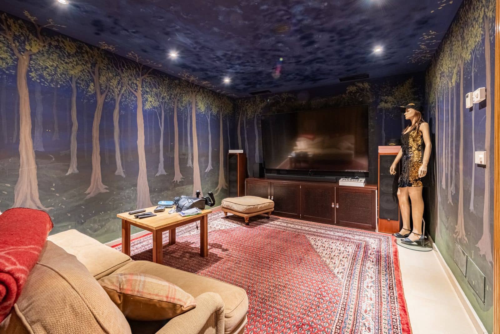 4 bedroom Villa for sale in Nueva Andalucia - € 3,695,000 (Ref: 9543173)