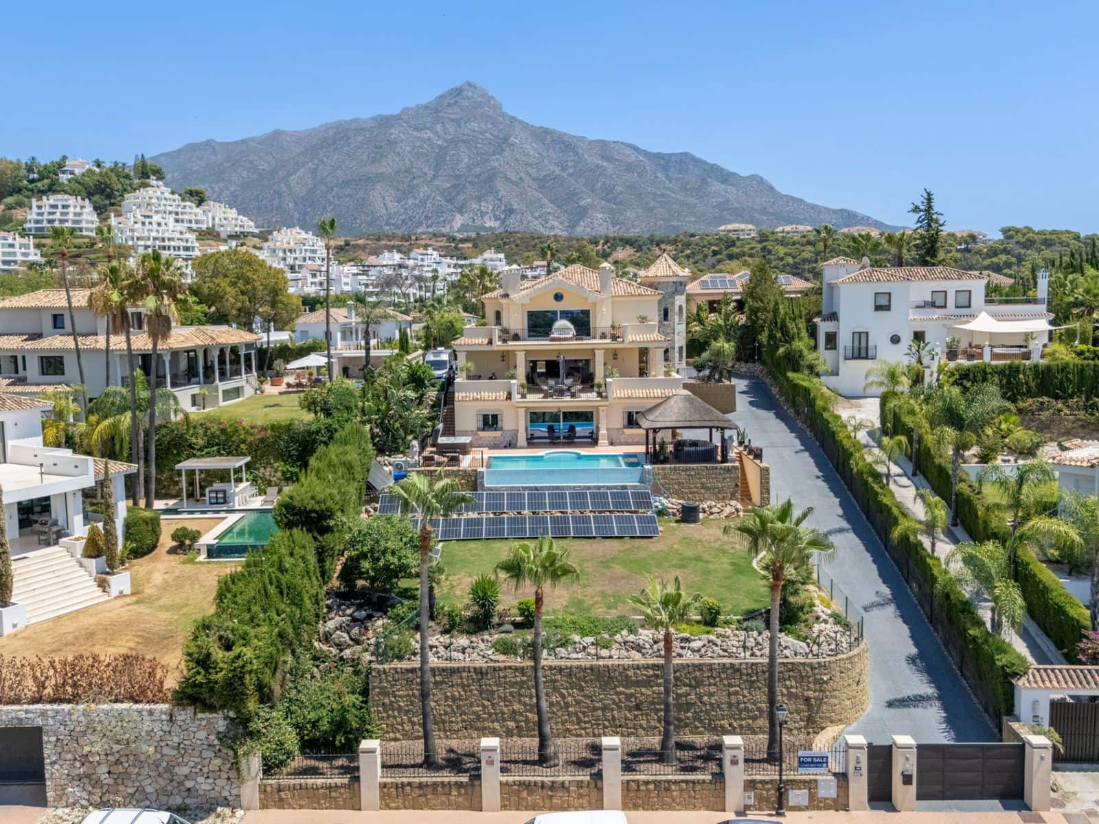 4 bedroom Villa for sale in Nueva Andalucia - € 3,695,000 (Ref: 9543173)