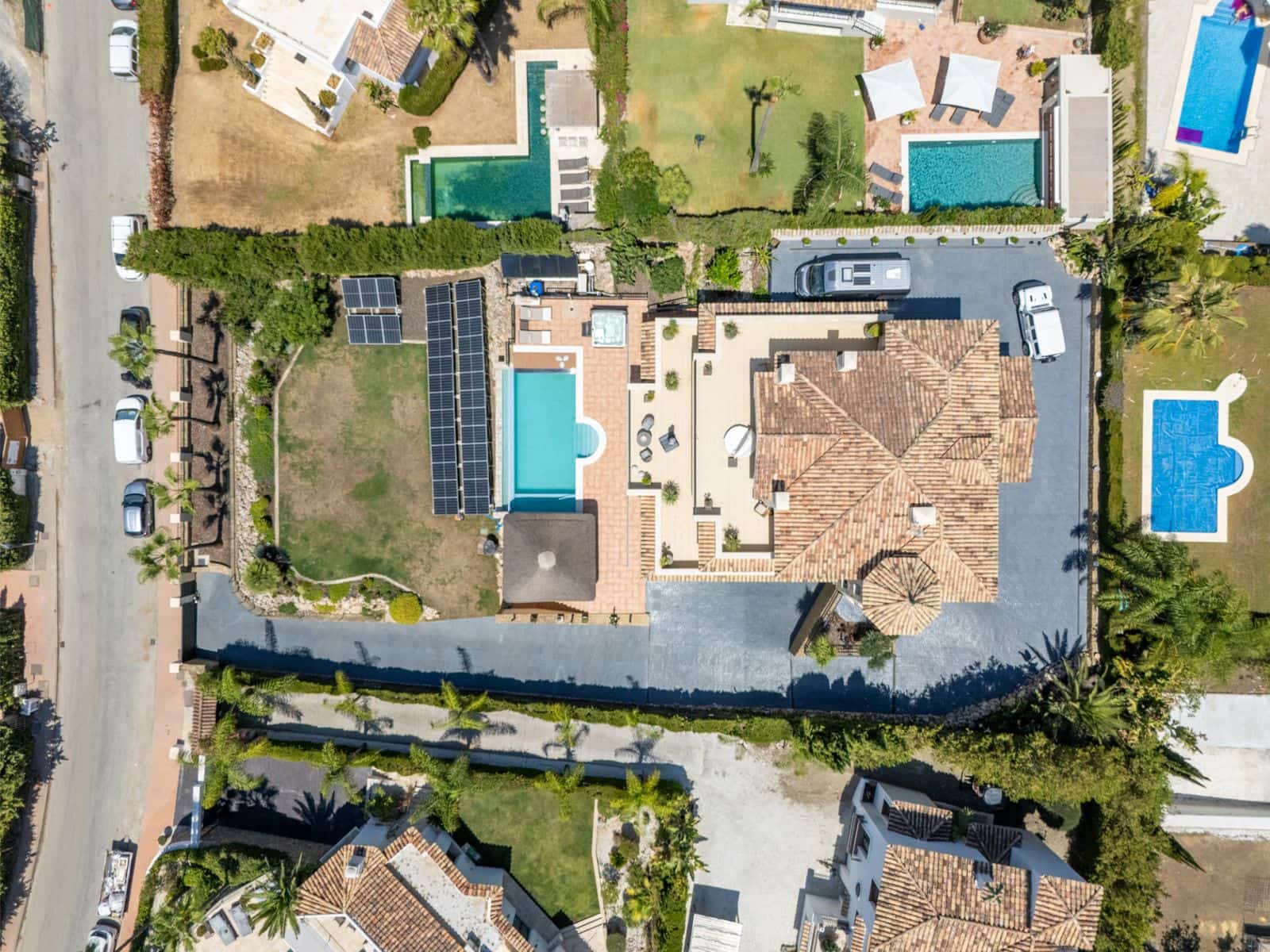 4 bedroom Villa for sale in Nueva Andalucia - € 3,695,000 (Ref: 9543173)