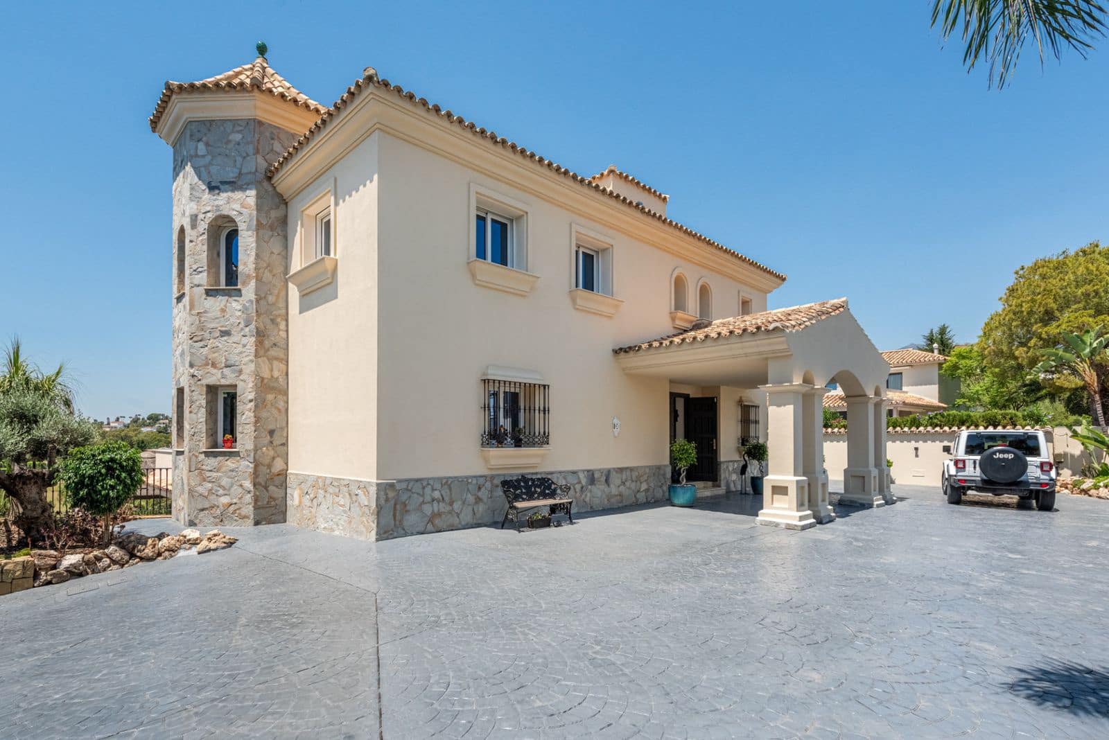 4 bedroom Villa for sale in Nueva Andalucia - € 3,695,000 (Ref: 9543173)