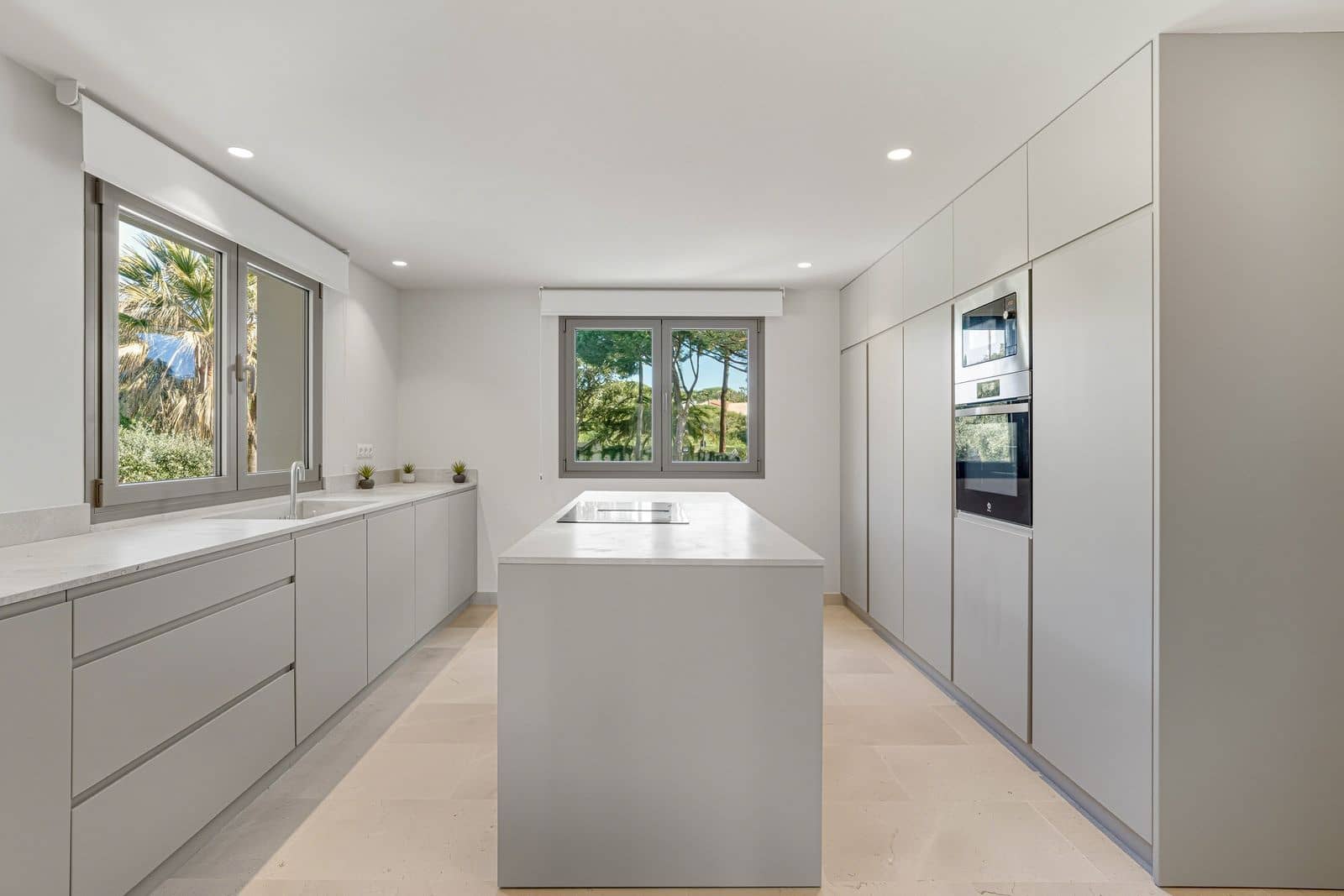 4 bedroom Villa for sale in Marbella - € 3,900,000 (Ref: 9543254)