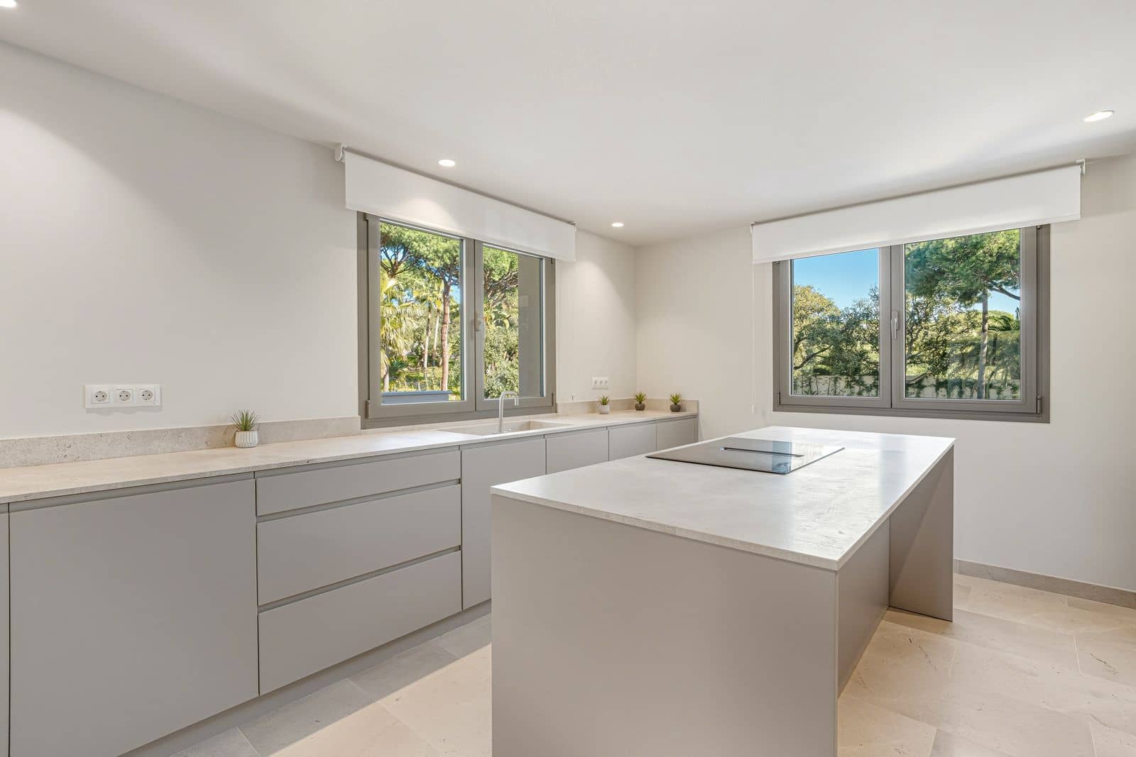 4 bedroom Villa for sale in Marbella - € 3,900,000 (Ref: 9543254)