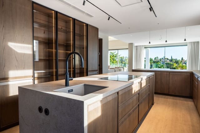 Chalet de 4 habitaciones en El Rosario, Marbella en venta - 3.750.000 € (Ref: 9543256)