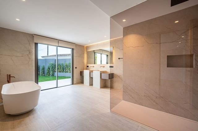 Chalet de 4 habitaciones en El Rosario, Marbella en venta - 3.750.000 € (Ref: 9543256)