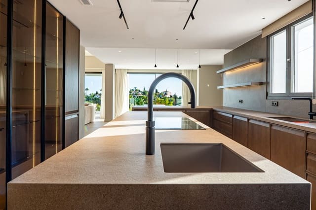 Chalet de 4 habitaciones en El Rosario, Marbella en venta - 3.750.000 € (Ref: 9543256)