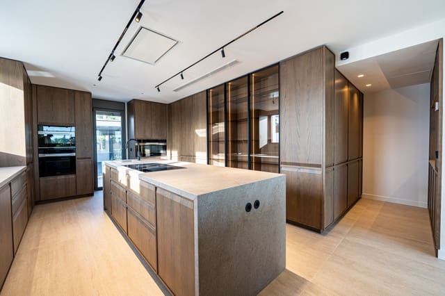 Chalet de 4 habitaciones en El Rosario, Marbella en venta - 3.750.000 € (Ref: 9543256)