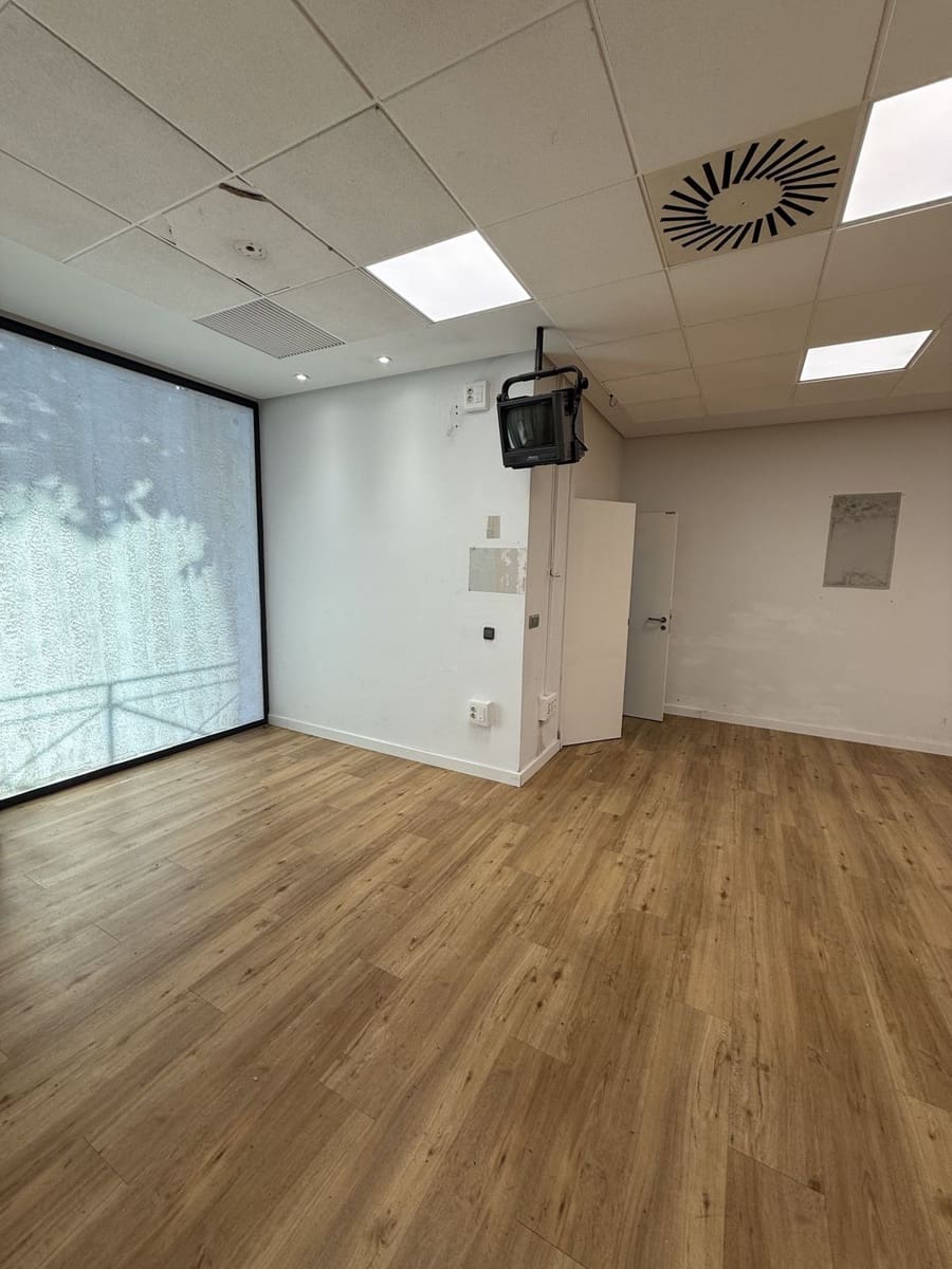 Kontor til salgs i Marbella - € 1 000 000 (Ref: 9543298)