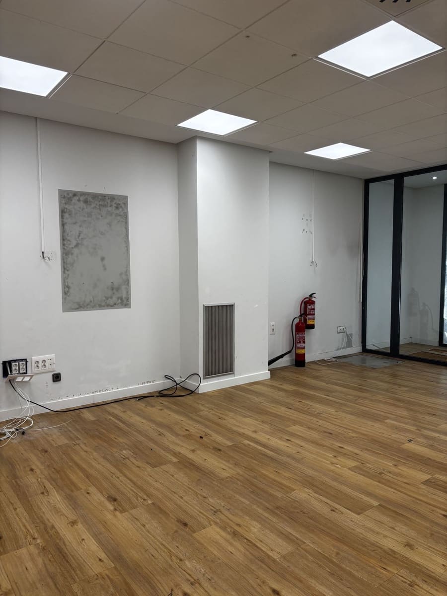 Kontor til salgs i Marbella - € 1 000 000 (Ref: 9543298)