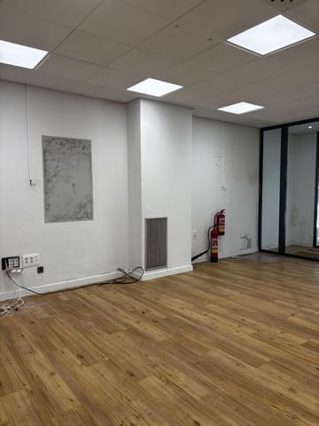 Kontor til salgs i Marbella - € 1 000 000 (Ref: 9543298)