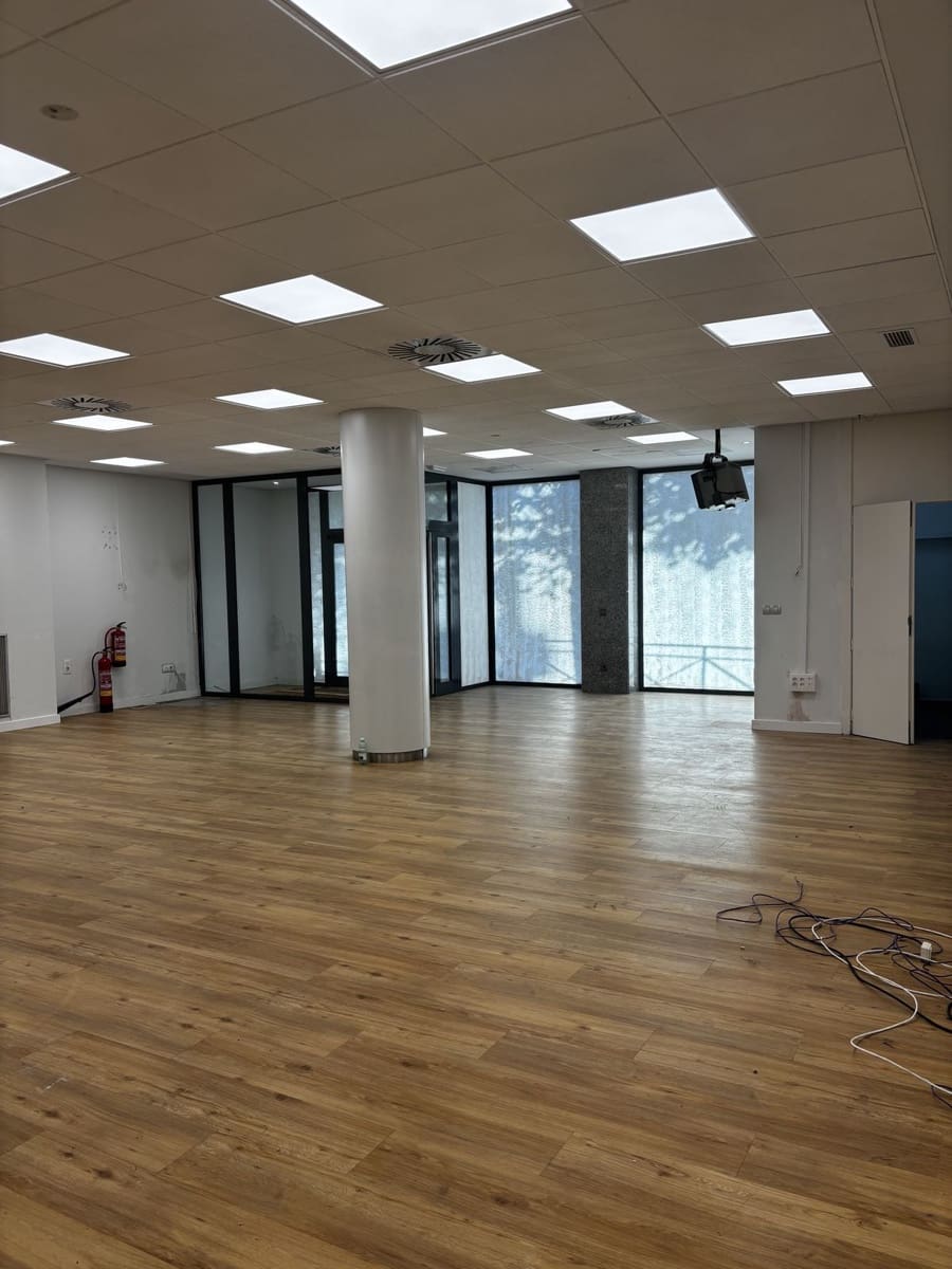 Kontor til salgs i Marbella - € 1 000 000 (Ref: 9543298)