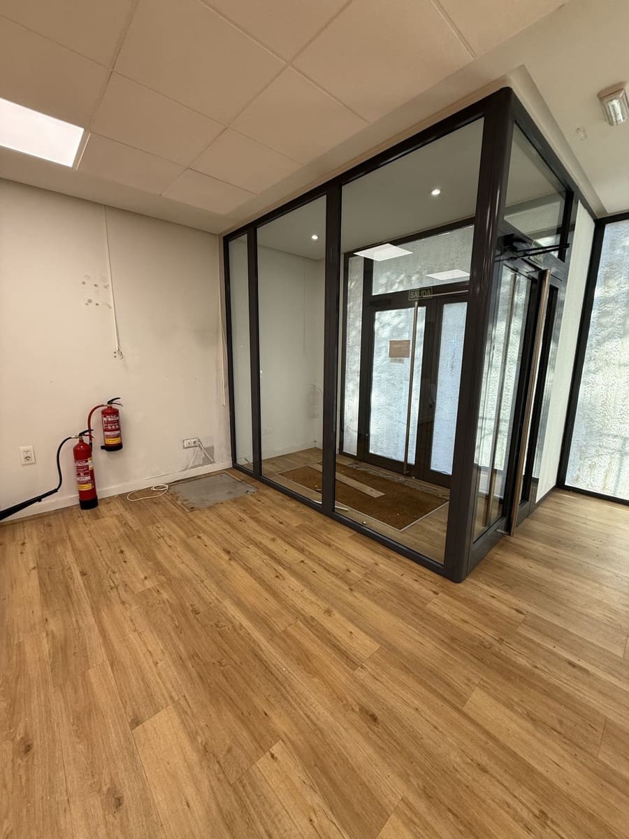 Kontor til salgs i Marbella - € 1 000 000 (Ref: 9543298)