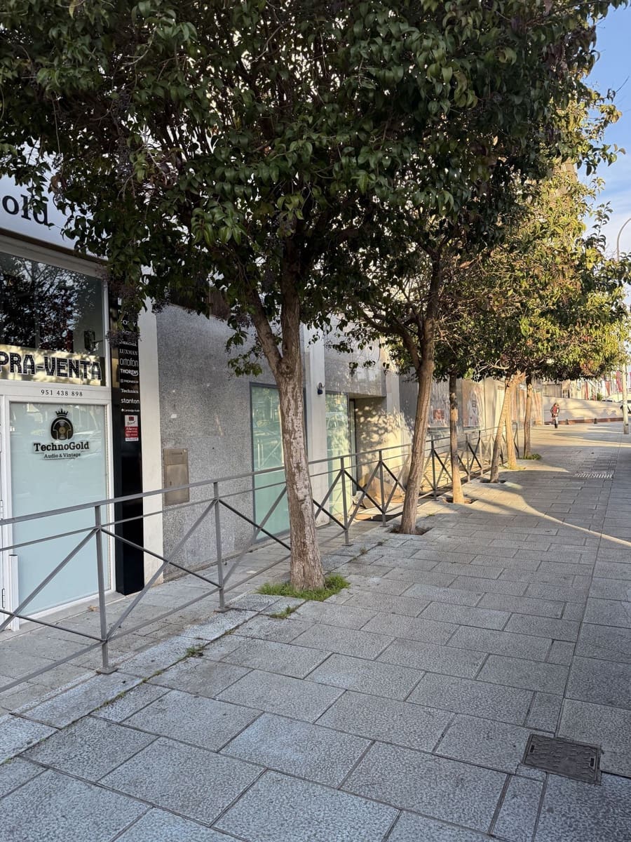 Kontor til salgs i Marbella - € 1 000 000 (Ref: 9543298)