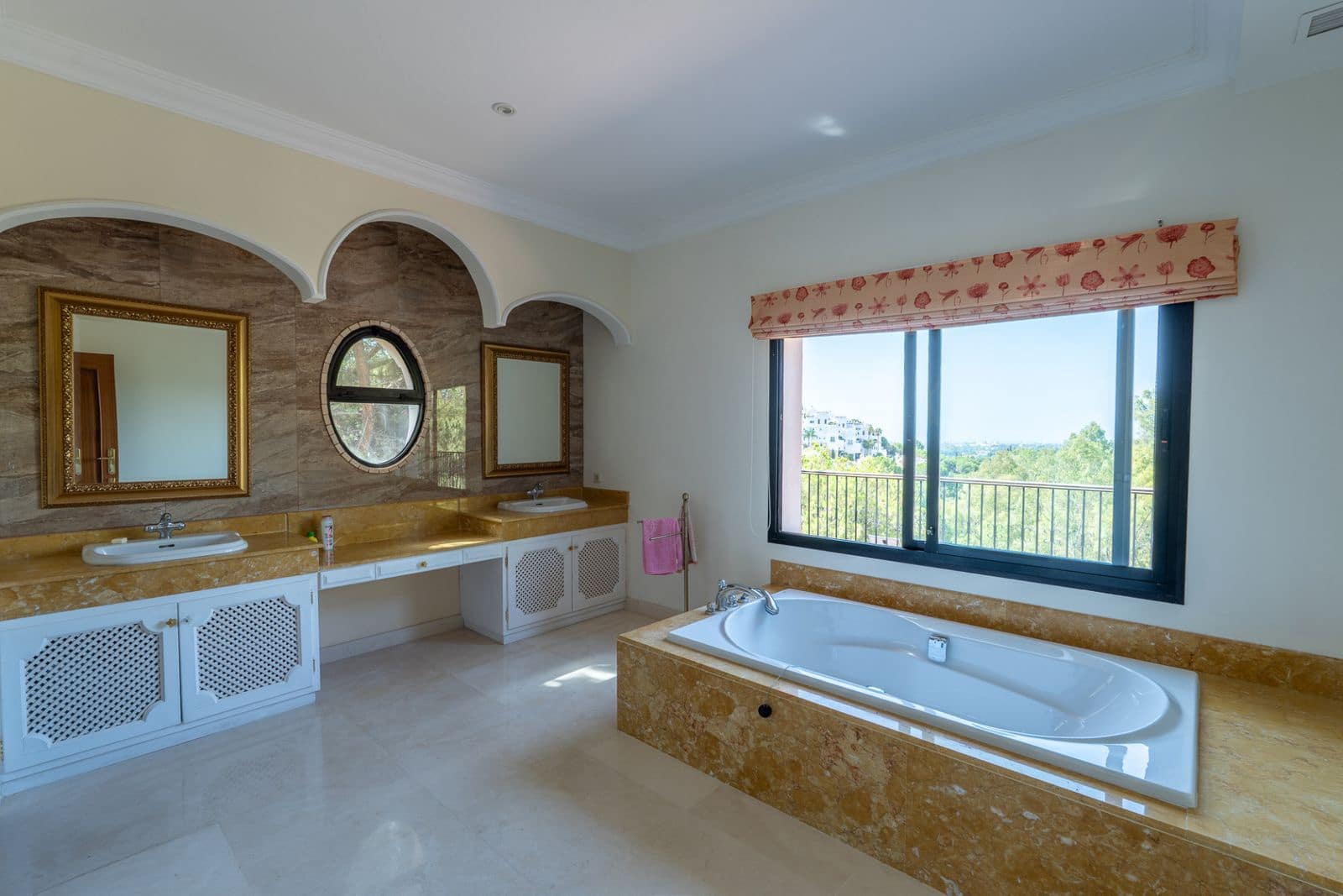 Chalet de 8 habitaciones en Benahavís en venta - 2.900.000 € (Ref: 9551143)