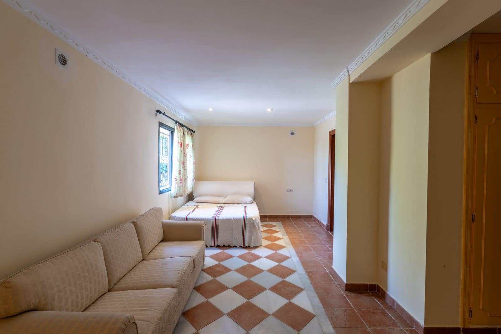 Chalet de 8 habitaciones en Benahavís en venta - 2.900.000 € (Ref: 9551143)