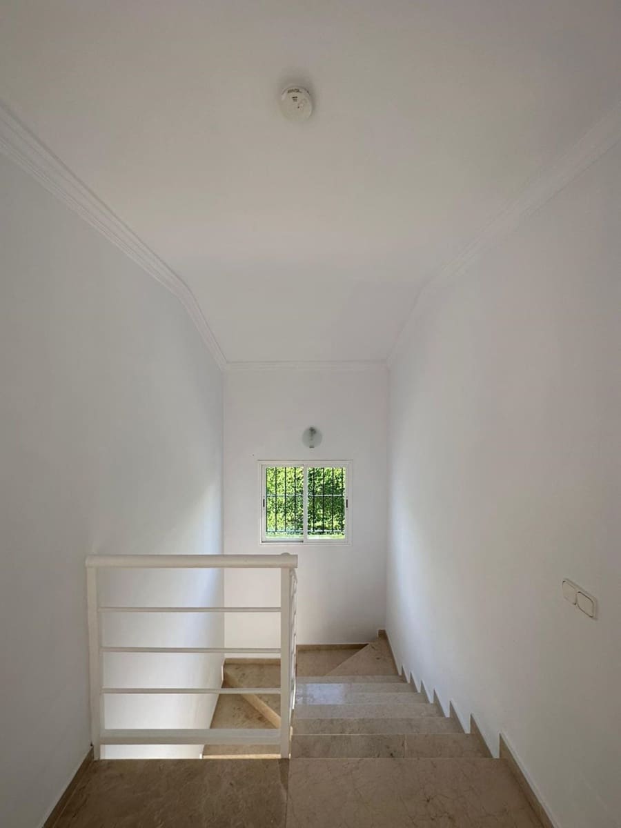 5 bedroom Villa for sale in Nueva Andalucia - € 1,575,000 (Ref: 9551148)