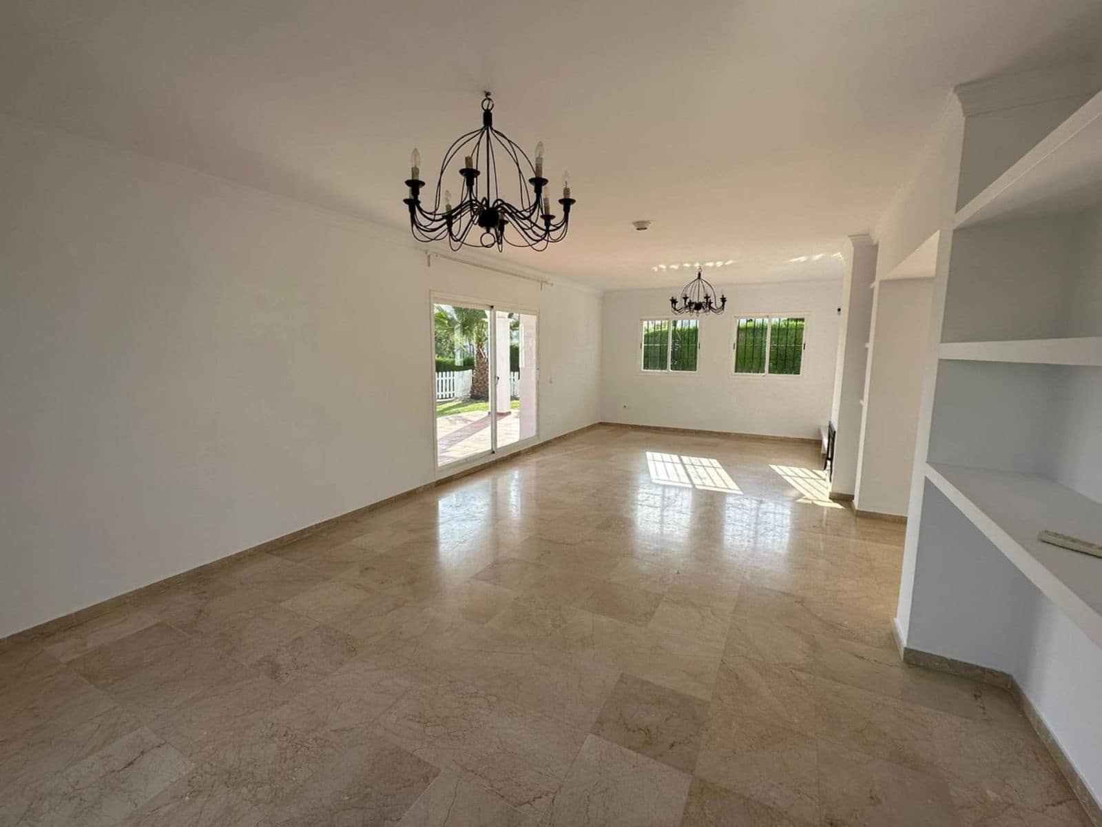 5 bedroom Villa for sale in Nueva Andalucia - € 1,575,000 (Ref: 9551148)