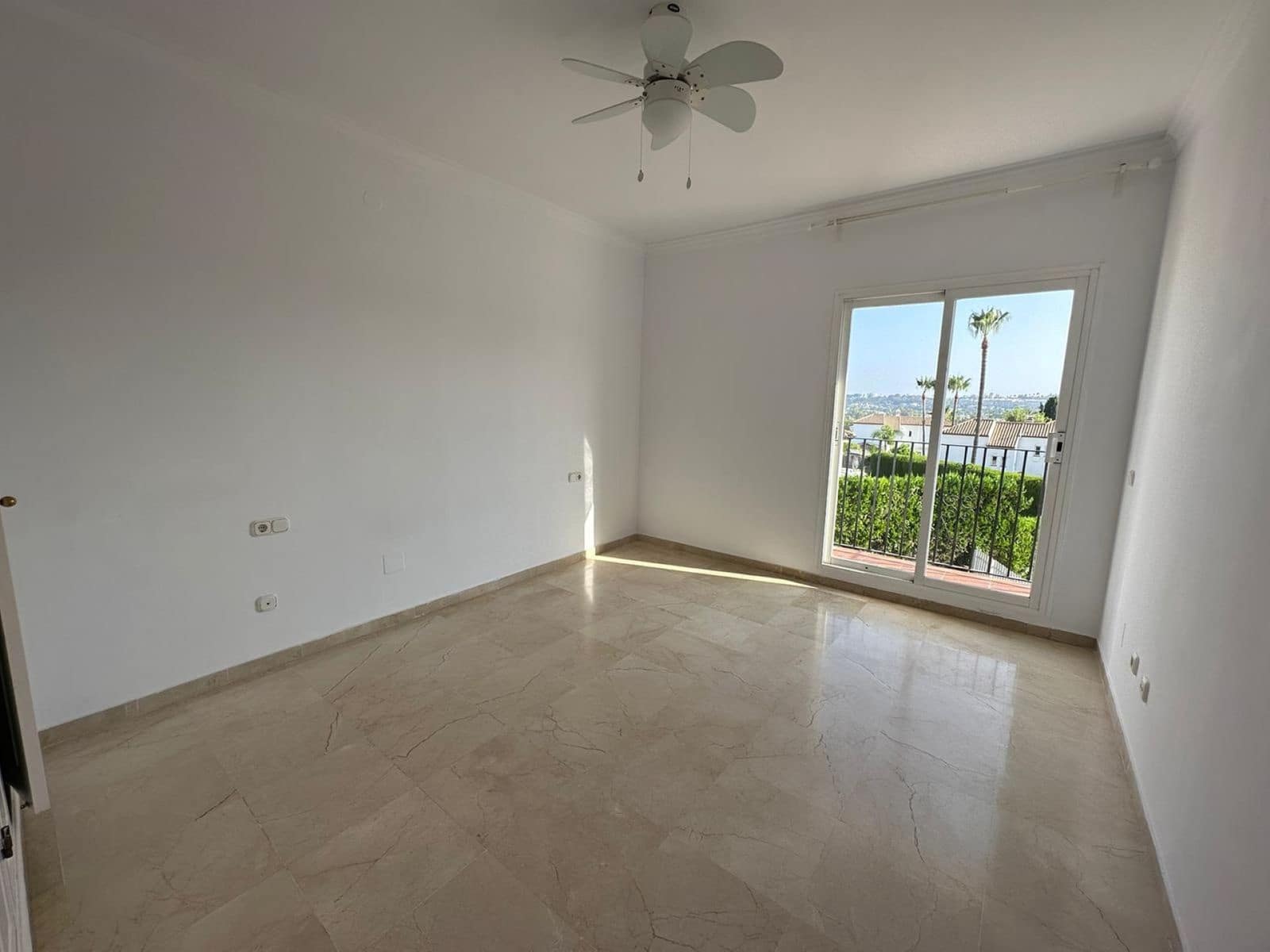 5 bedroom Villa for sale in Nueva Andalucia - € 1,575,000 (Ref: 9551148)