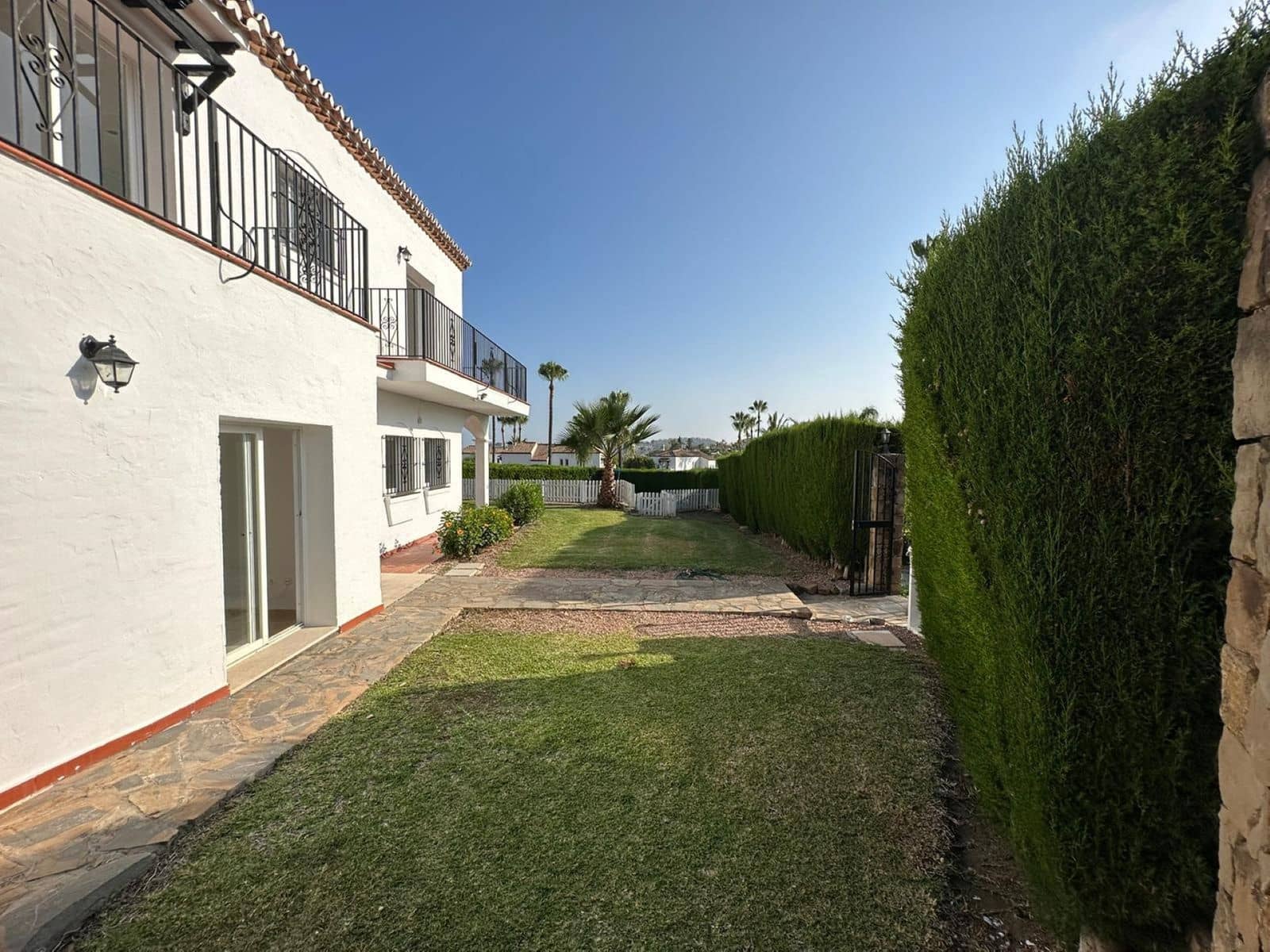 5 bedroom Villa for sale in Nueva Andalucia - € 1,575,000 (Ref: 9551148)