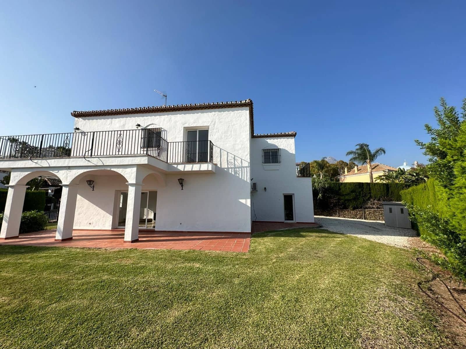 5 bedroom Villa for sale in Nueva Andalucia - € 1,575,000 (Ref: 9551148)